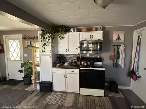 Kitchen - 1267 S Cummings Rd, Davison, MI 48423 photo 2 of 3