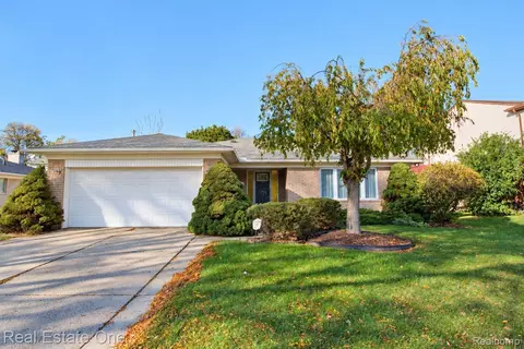 29530 Sharon Ln, Southfield, MI 48076
