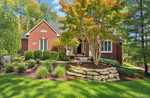 1721 Wood Trl, Oxford, MI 48371