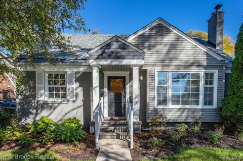 10444 Vernon Ave, Huntington Woods, MI 48070