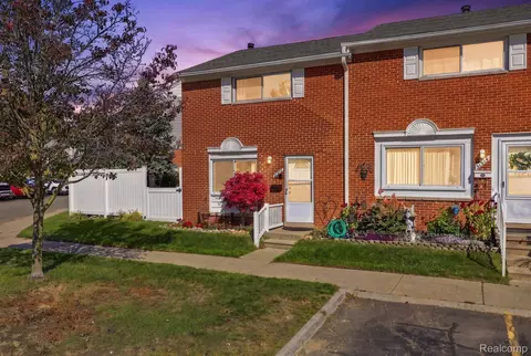 31916 Williamsburg St, Saint Clair Shores, MI 48082
