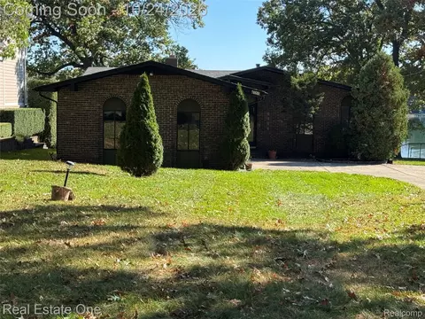 4161 Lakewood Dr, Waterford, MI 48329