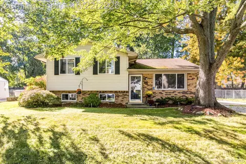 277 Manor Park Dr, East China, MI 48054