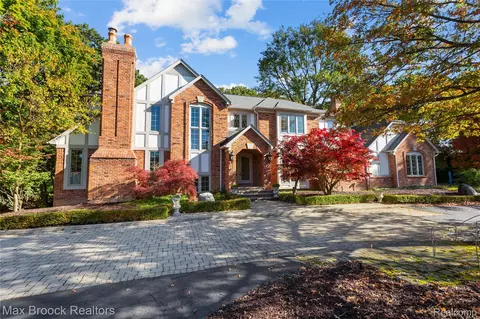 265 Charing Cross Ct, Bloomfield Hills, MI 48304