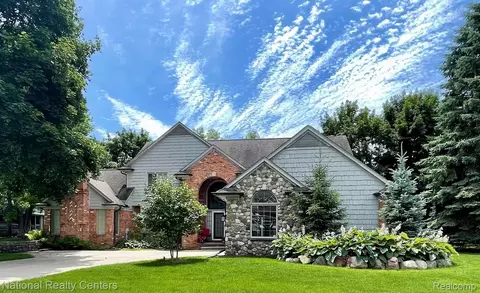 3103 Pine Tree Ct W, Waterford, MI 48329