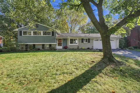 32305 Chesterbrook St, Farmington Hills, MI 48334