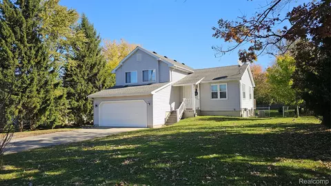 725 Hazelnut St, Fowlerville, MI 48836