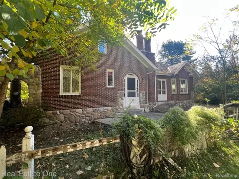 2334 Silver Lake Rd, Waterford, MI 48328