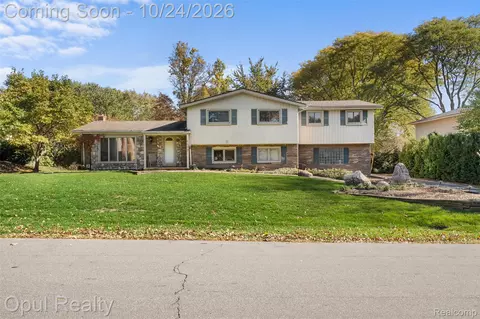 6839 White Pine Dr, Bloomfield Hills, MI 48301