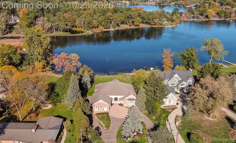 1616 Apple Ln, Bloomfield Township, MI 48302