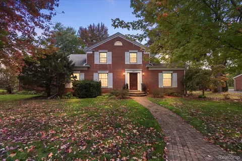 420 Tilbury Rd, Bloomfield Township, MI 48301