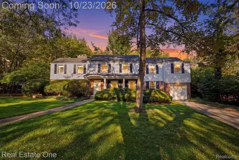 8618 Huntington Rd, Huntington Woods, MI 48070