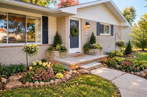 2479 N Long Lake Rd, Fenton, MI 48430