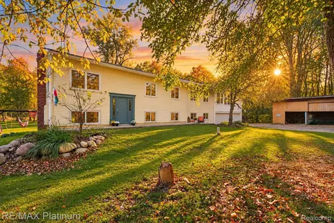 2805 Harmony Ln, Milford, MI 48380