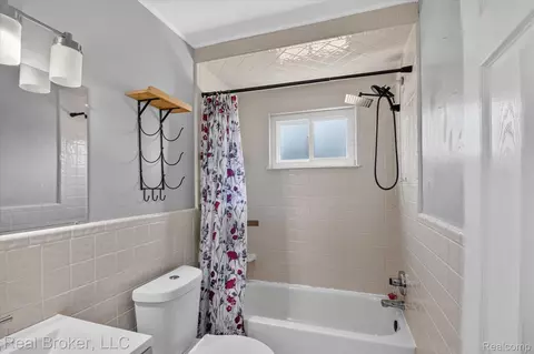 Bath - 35208 Michelle Dr, Romulus, MI 48174 photo 1 of 2