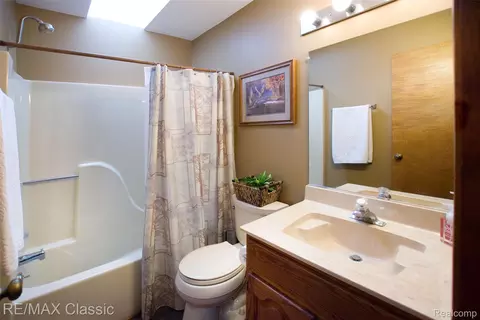 Bath - 4768 Dillon St, Genoa, MI 48116 photo 4 of 6