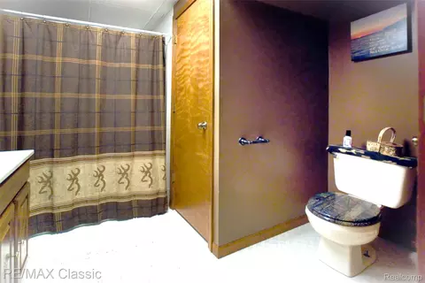 Bath - 4768 Dillon St, Genoa, MI 48116 photo 6 of 6