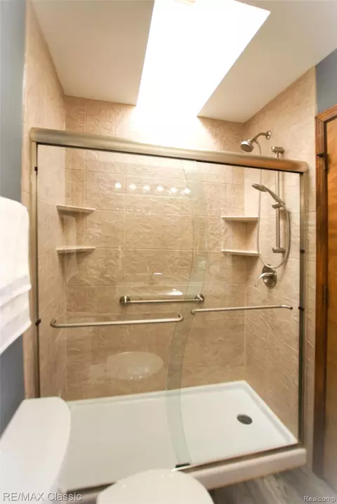 Bath - 4768 Dillon St, Genoa, MI 48116 photo 3 of 6