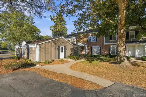 2612 E Williamsburg Cir, Auburn Hills, MI 48326