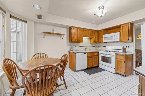 Kitchen - 18628 Hilltop Dr, Riverview, MI 48193 photo 1 of 3