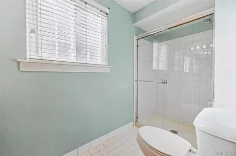 Bath - 18628 Hilltop Dr, Riverview, MI 48193 photo 3 of 5