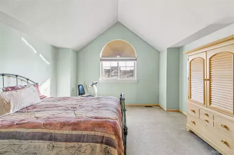 Bedroom - 18628 Hilltop Dr, Riverview, MI 48193 photo 2 of 4