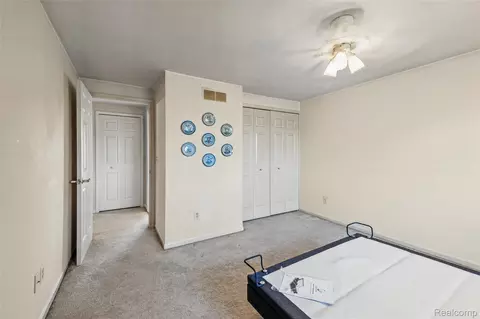 Bedroom - 18628 Hilltop Dr, Riverview, MI 48193 photo 4 of 4
