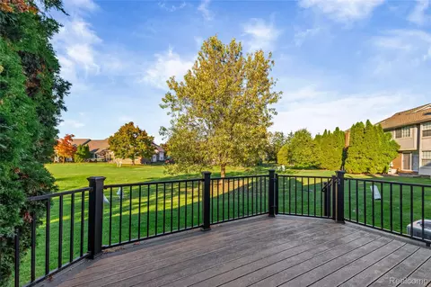 Exterior - 18628 Hilltop Dr, Riverview, MI 48193 photo 7 of 8