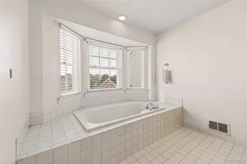 Bath - 18628 Hilltop Dr, Riverview, MI 48193 photo 5 of 5