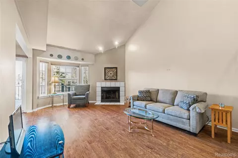 Living - 18628 Hilltop Dr, Riverview, MI 48193 photo 2 of 5