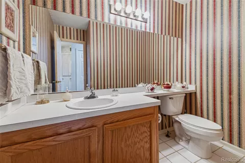 Bath - 18628 Hilltop Dr, Riverview, MI 48193 photo 1 of 5