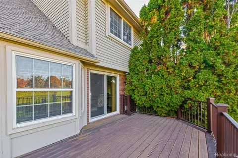 Exterior - 18628 Hilltop Dr, Riverview, MI 48193 photo 6 of 8