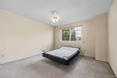 Bedroom - 18628 Hilltop Dr, Riverview, MI 48193 photo 3 of 4