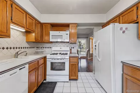 Kitchen - 18628 Hilltop Dr, Riverview, MI 48193 photo 2 of 3