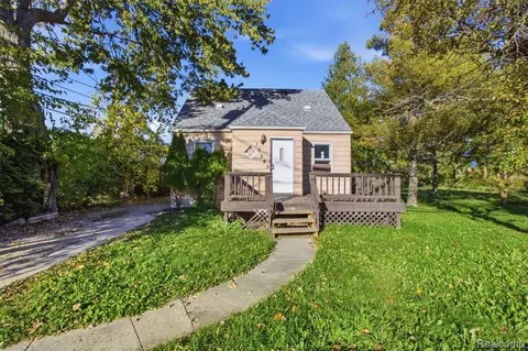 18545 Huntington Ave, Harper Woods, MI 48225