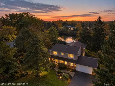 4340 Macqueen Dr, West Bloomfield, MI 48323