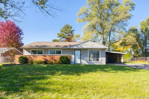 1429 Whittier Dr, Waterford, MI 48327
