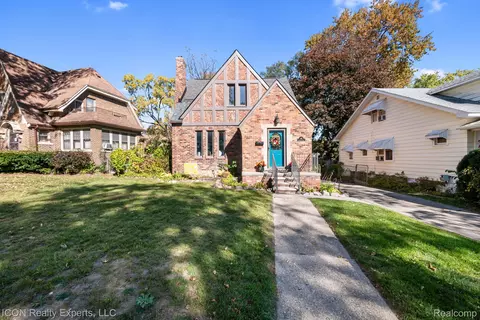 64 Illinois Ave, Pontiac, MI 48341