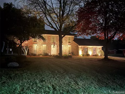 31770 Staman Cir, Farmington Hills, MI 48336