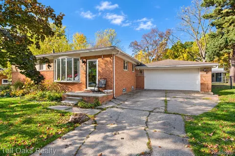 281 Lorberta Ln, Waterford, MI 48328