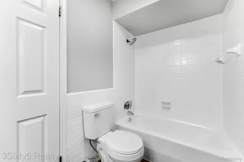 Bath - 41 E River Rd #GROSSE, Ile, MI 48138 photo 2 of 2