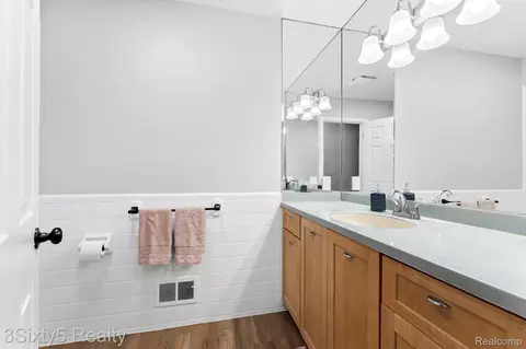 Bath - 41 E River Rd #GROSSE, Ile, MI 48138 photo 1 of 2