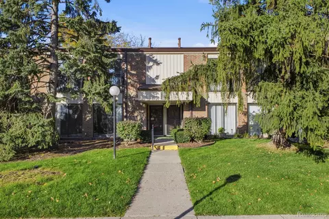 18217 University Park Dr, Livonia, MI 48152