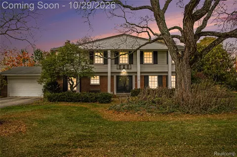 31277 Pickwick Ln, Beverly Hills, MI 48025