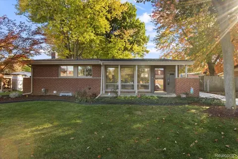 31629 Arizona St, Livonia, MI 48150