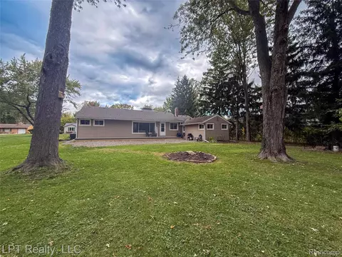 21600 Holly St, Clinton Township, MI 48035