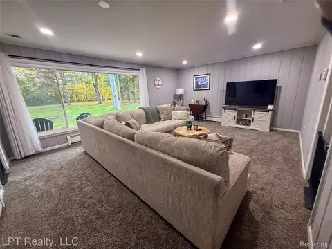 21600 Holly St, Clinton Township, MI 48035
