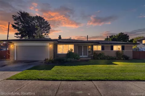 22320 Lakeshire St, Saint Clair Shores, MI 48081