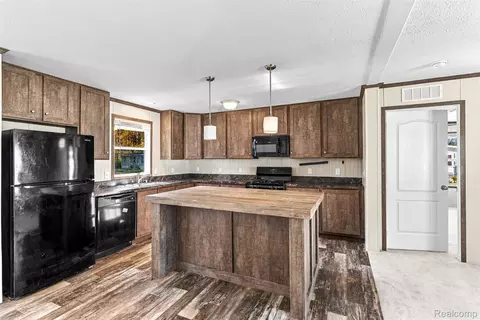 Kitchen - 165 Apollo Cir, Flushing, MI 48433 photo 1 of 3