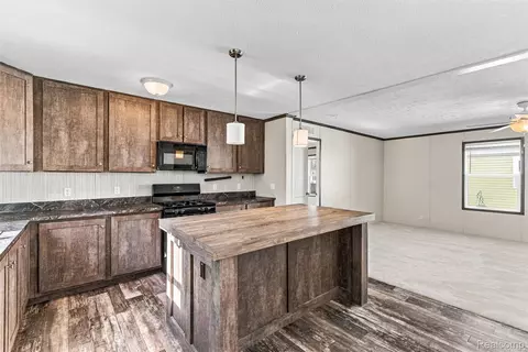 Kitchen - 165 Apollo Cir, Flushing, MI 48433 photo 2 of 3